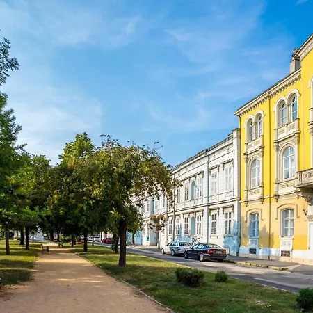 Ybl City Center Apartamento *